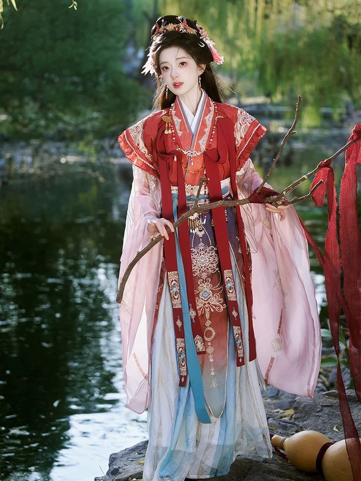The Evolution of Cheongsam Skirt:The Stylish Split-Fork Version The Evolution of Cheongsam Skirt:The Stylish Split-Fork Version