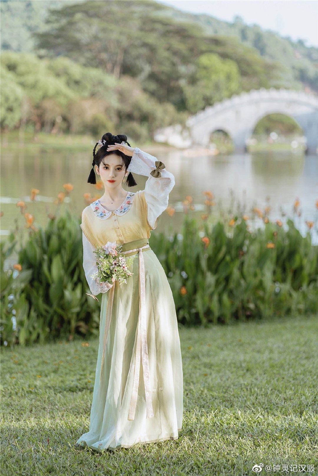 Red Lace-Trimmed Cheongsam-Style Dress:A Blend of Tradition and Modernity