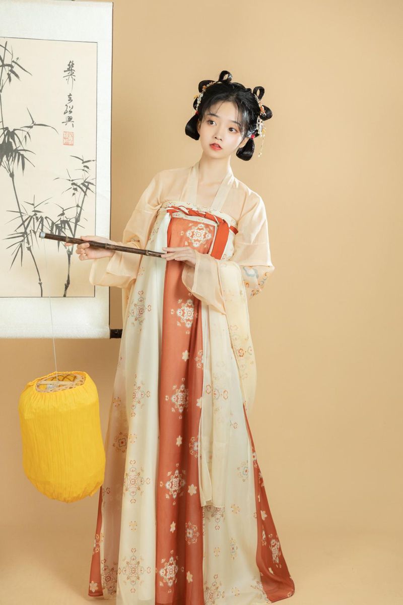 Green Gown with a Neck-Strap:The Revival of Cheongsam Elegance Green Gown with a Neck-Strap:The Revival of Cheongsam Elegance