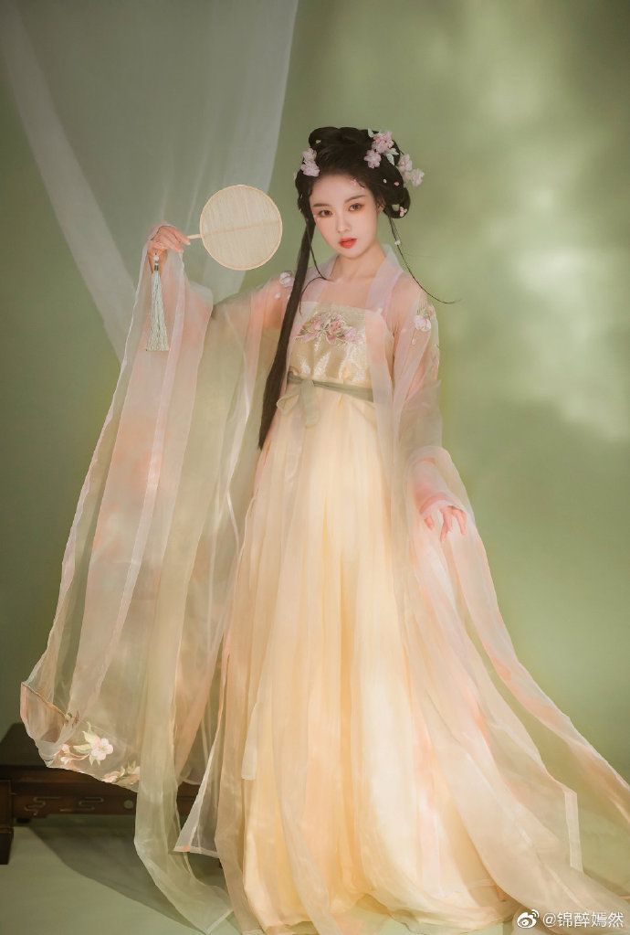 The Qipao Uniform:Traditional Elegance in Chinese Schoolwear during the Republic of China Era The Qipao Uniform:Traditional Elegance in Chinese Schoolwear during the Republic of China Era
