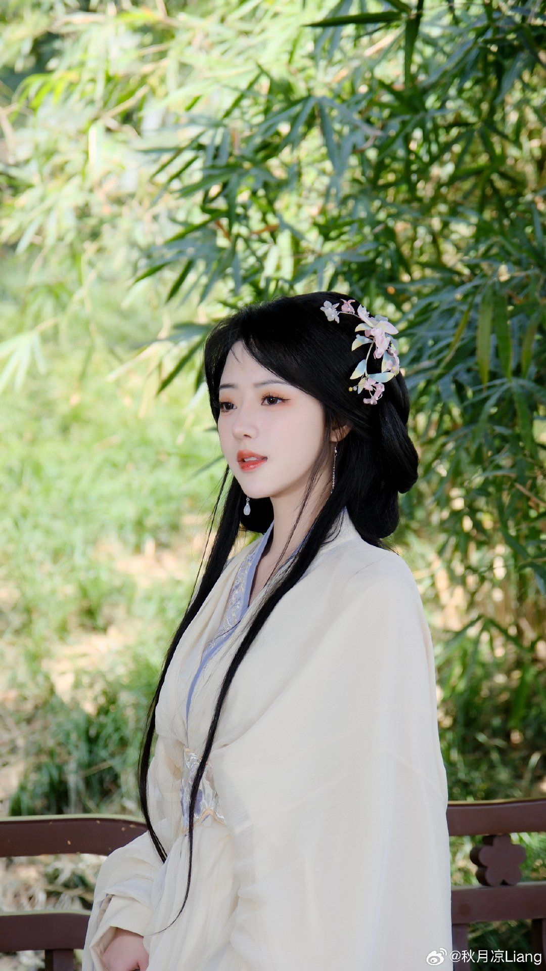 Cloud肩汉服女童冬季时尚,温暖与美丽的完美结合 Cloud肩汉服女童冬季时尚,温暖与美丽的完美结合