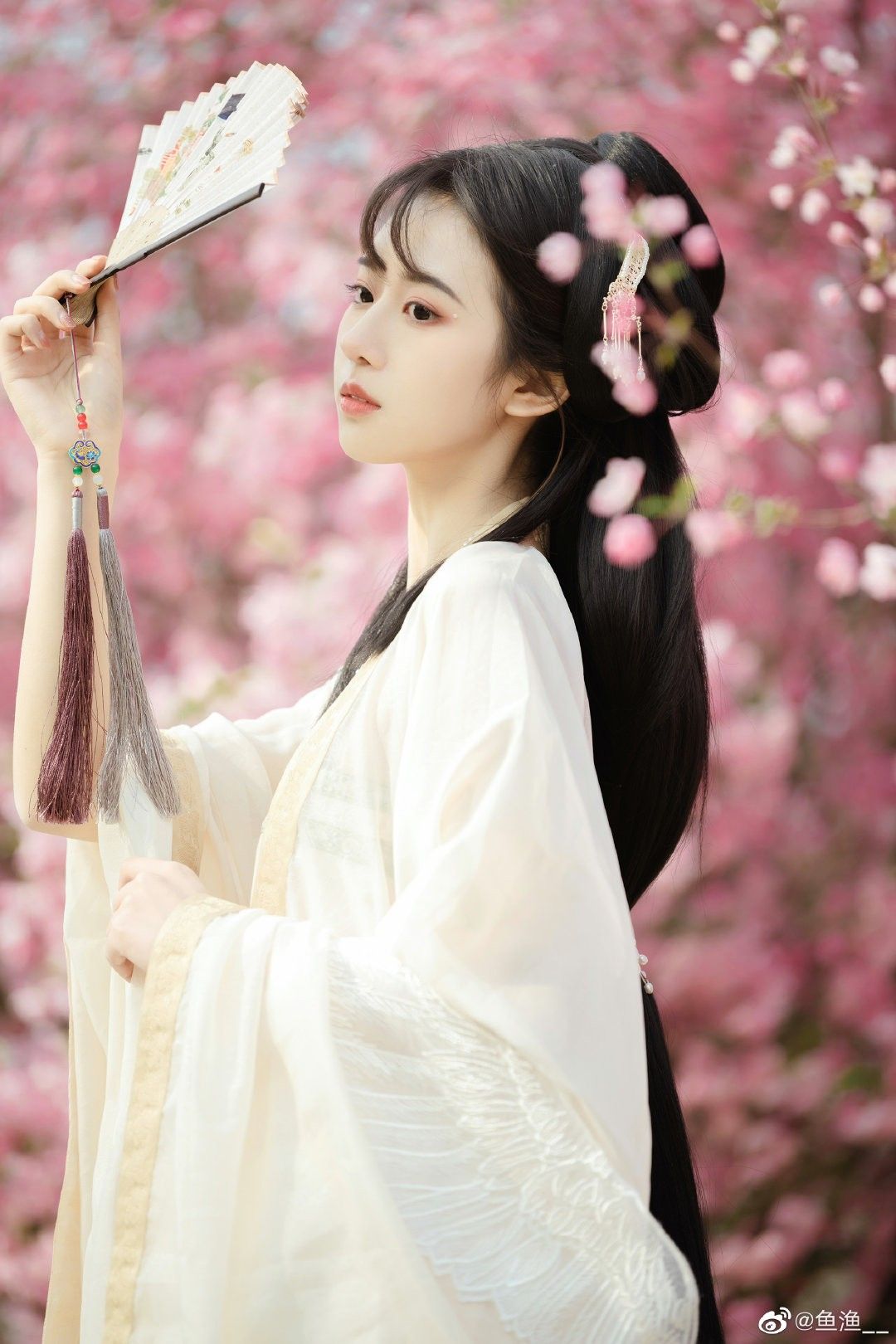 The Elegance of Black Qipao with Shawls:A Fashionable Journey The Elegance of Black Qipao with Shawls:A Fashionable Journey