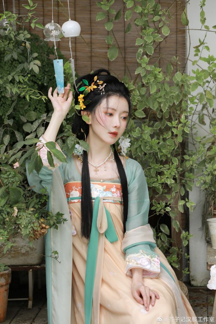 The Charm of Mandarin-Style Skirt in Engagement Ceremony:A Guide to the Traditional Cheongsam Dress The Charm of Mandarin-Style Skirt in Engagement Ceremony:A Guide to the Traditional Cheongsam Dress