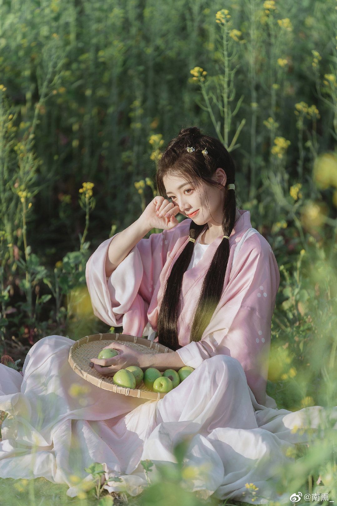 The Red Girl in Hanfu:A Journey into the World of Traditional Chinese Childrens Fashion