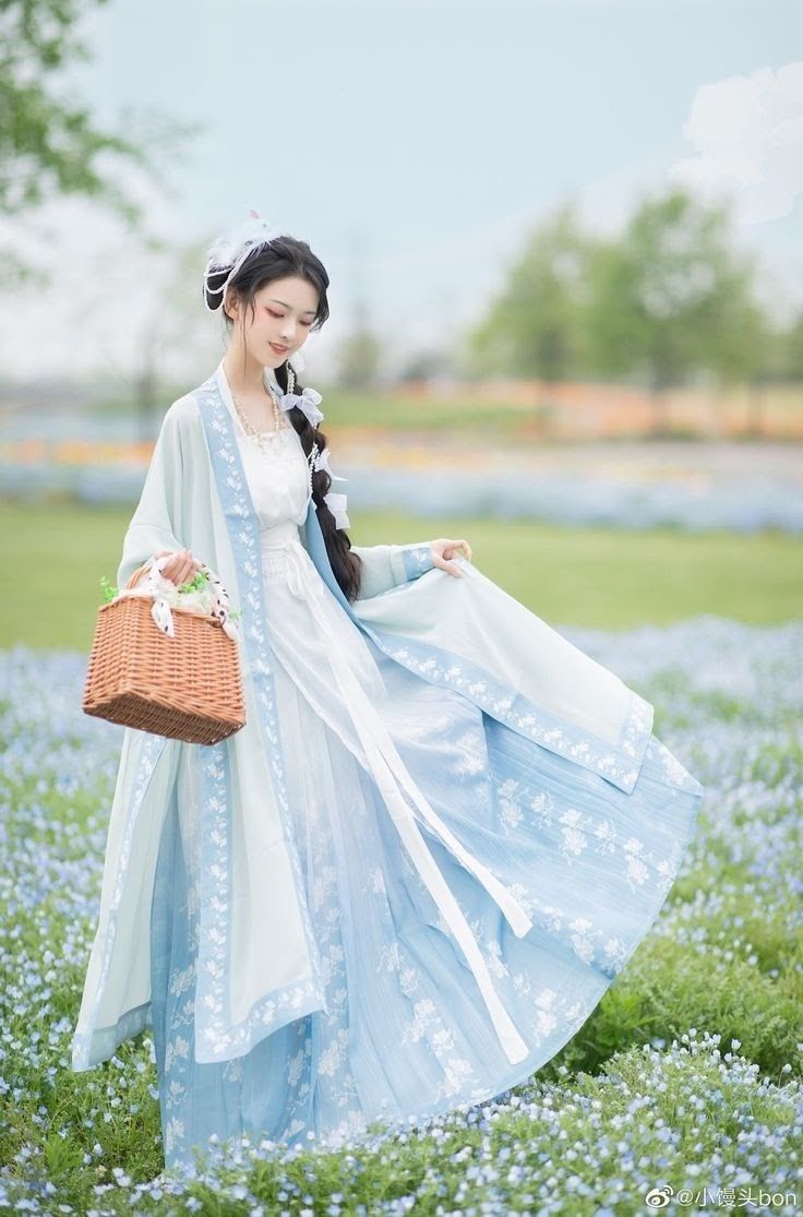 The Charm of a Slightly Curvier Cheongsam:Embracing Age 40 The Charm of a Slightly Curvier Cheongsam:Embracing Age 40