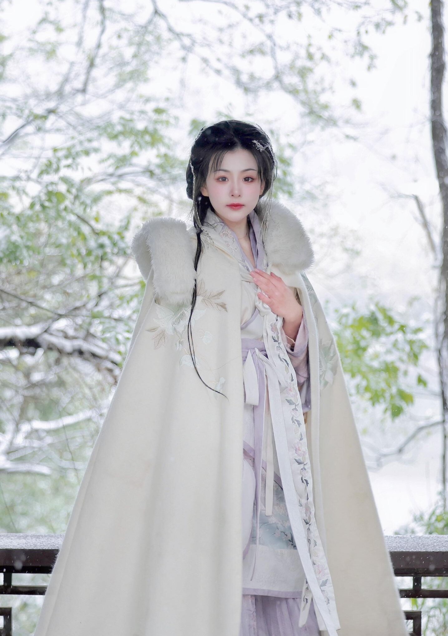 Hanfu Fashion:The Cultural Significance and Craftsmanship of Traditional Fans as Props Hanfu Fashion:The Cultural Significance and Craftsmanship of Traditional Fans as Props