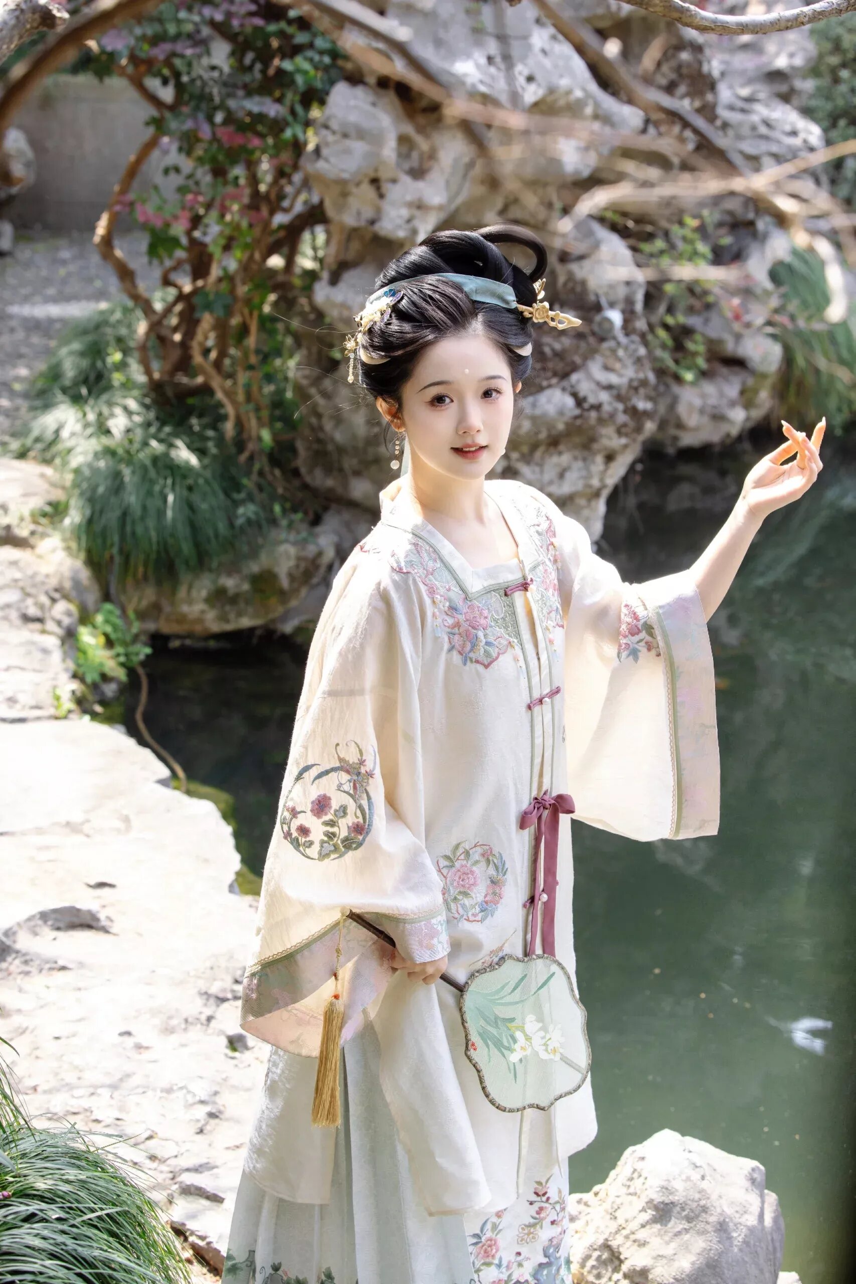 Xu Qiqiqis Journey into the World of Traditional Hanfu Fashion Xu Qiqiqis Journey into the World of Traditional Hanfu Fashion