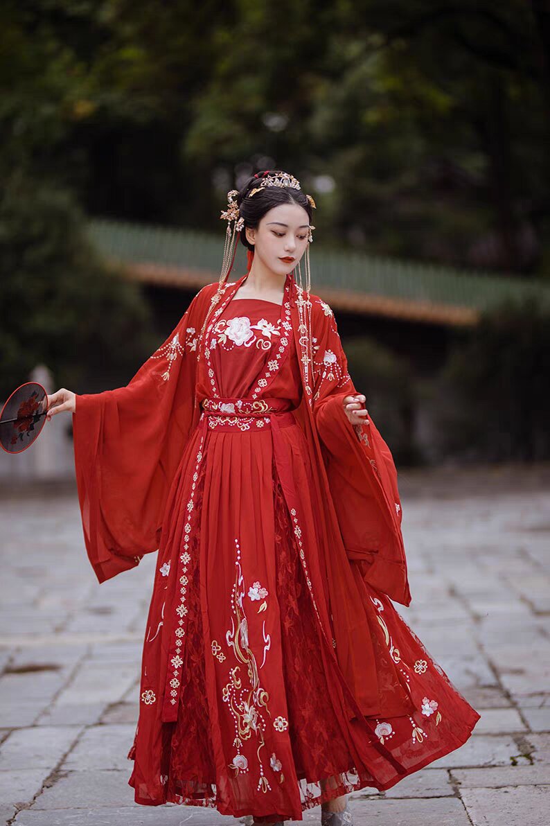 Reimagining the Cheongsam and Halter Dress:A Blend of Traditional Elegance and Modern Comfort Reimagining the Cheongsam and Halter Dress:A Blend of Traditional Elegance and Modern Comfort