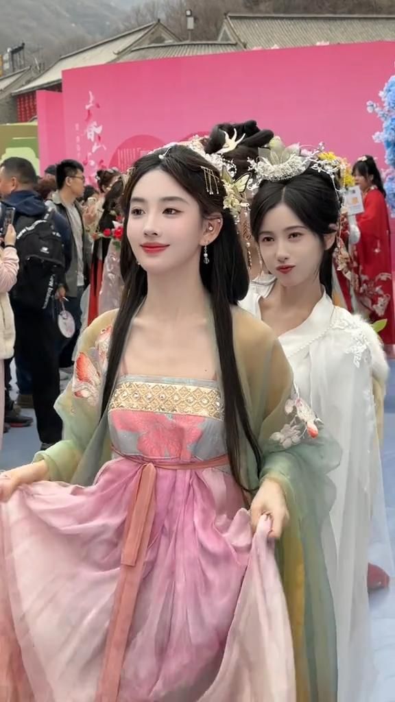 Dream of the Han:Original Hanfu Fashion in the Age of Meng Xian Ji Dream of the Han:Original Hanfu Fashion in the Age of Meng Xian Ji