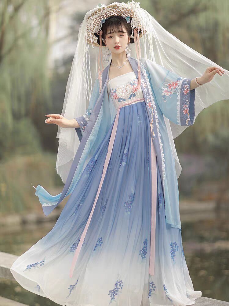 The Revival of Hanfu:Labor and Cultural Connection in Traditional Chinese Clothing The Revival of Hanfu:Labor and Cultural Connection in Traditional Chinese Clothing
