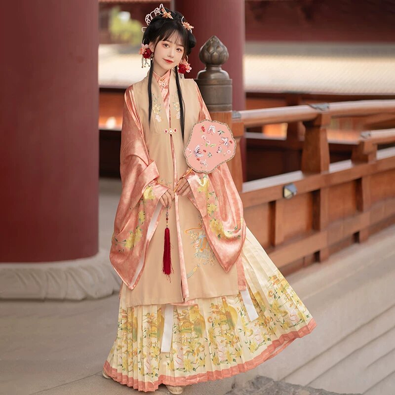 Charming Cheongsam:Embracing Curves and Concealing the Belly for a Delicate Engagement Charming Cheongsam:Embracing Curves and Concealing the Belly for a Delicate Engagement