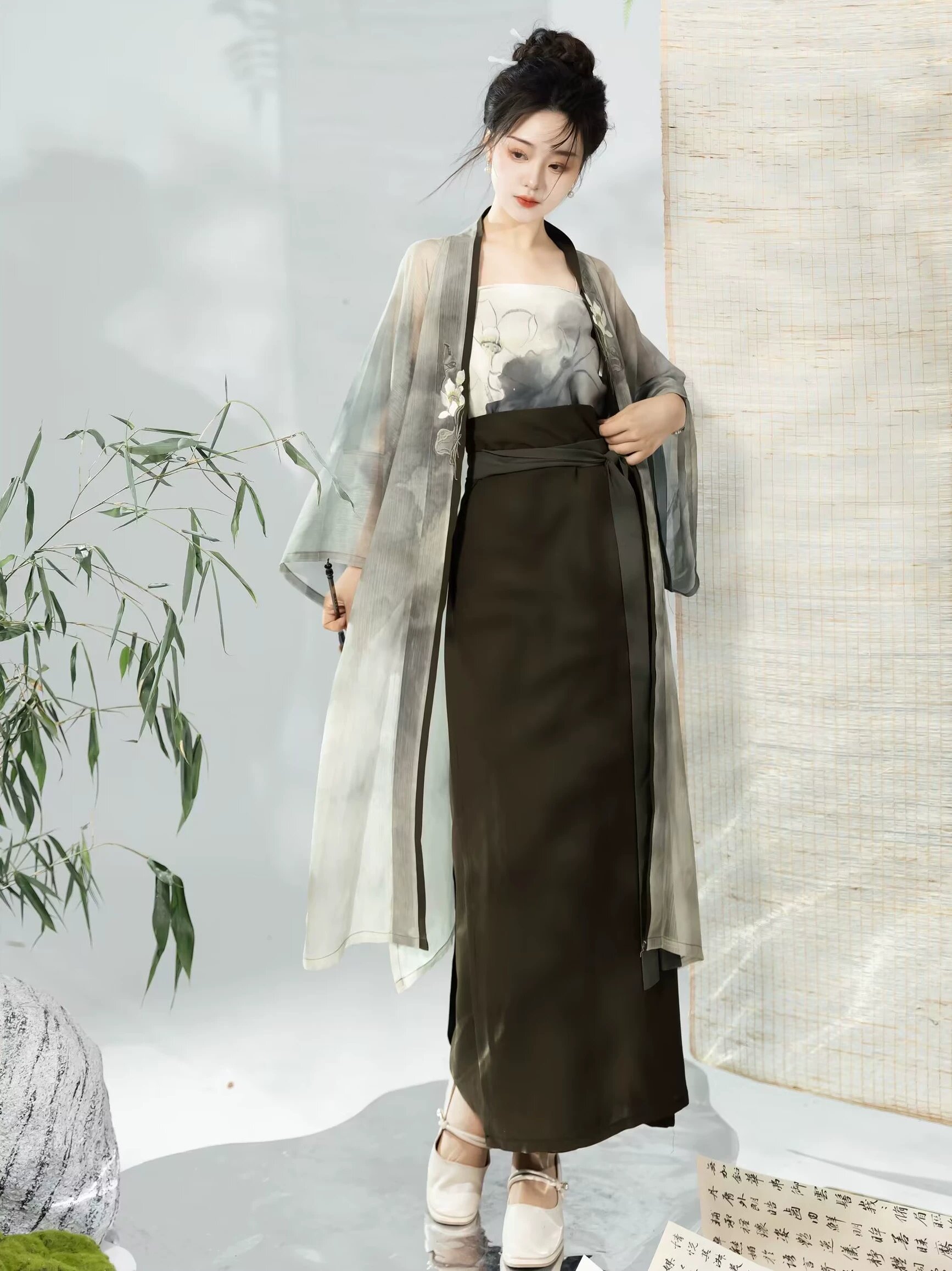The Rise of Hanfu Fashion Posing:Exploring the Art of Traditional Chinese Clothing Photography The Rise of Hanfu Fashion Posing:Exploring the Art of Traditional Chinese Clothing Photography