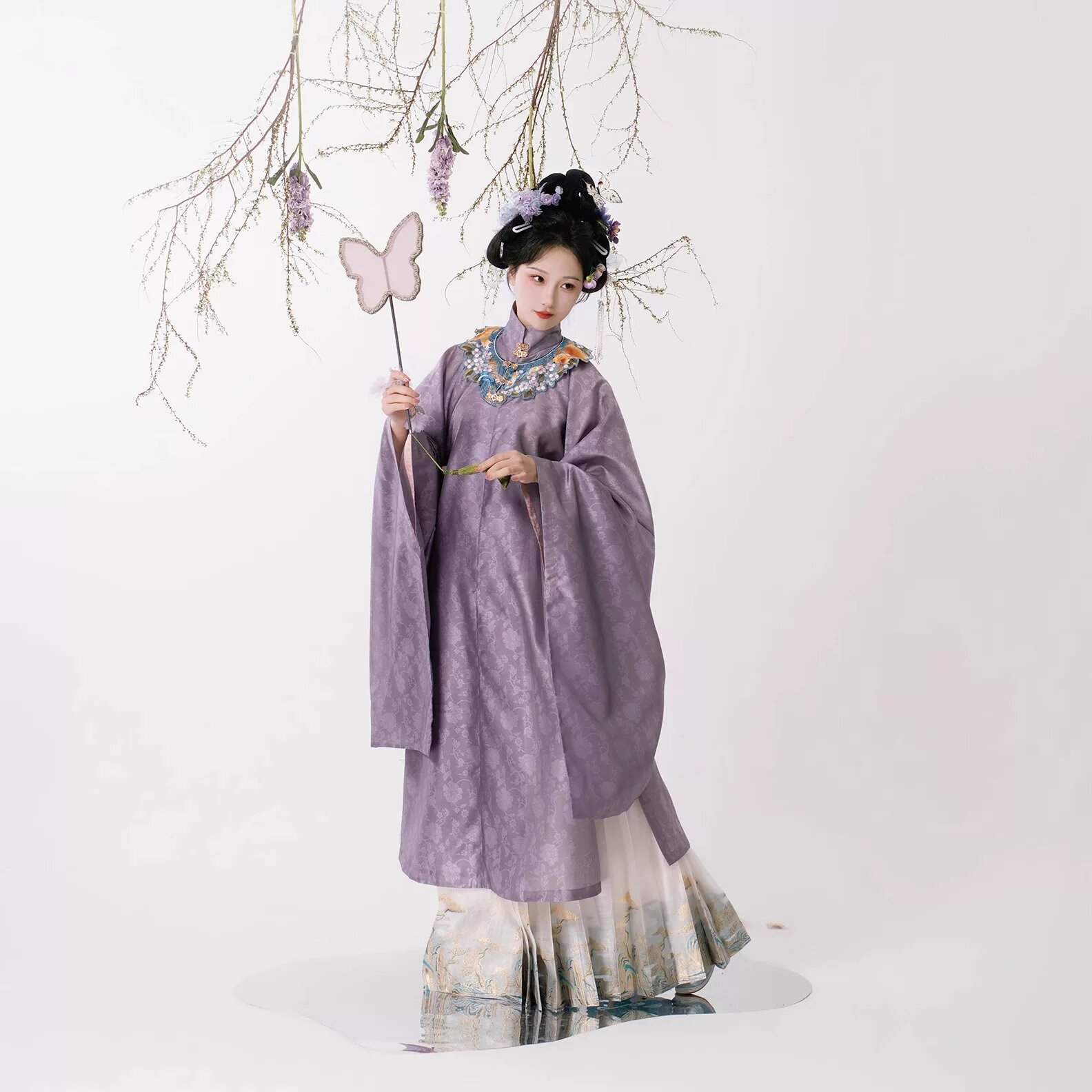 The Charm of a Little Hanfu Girl in a Waist-Length Robe The Charm of a Little Hanfu Girl in a Waist-Length Robe