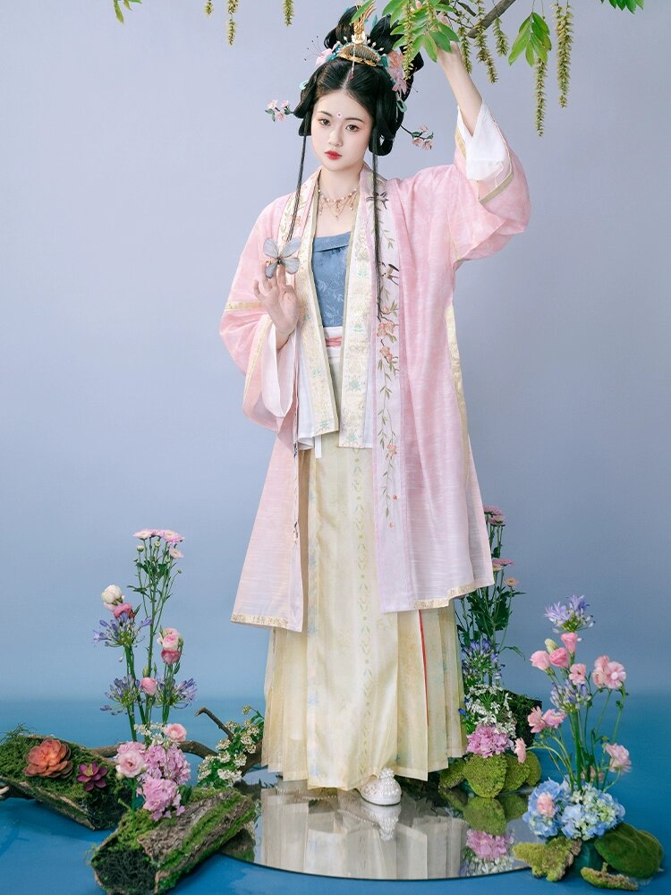 Charming Mini-Sized Women in Traditional Cheongsam with Medium Length Sleeves Charming Mini-Sized Women in Traditional Cheongsam with Medium Length Sleeves