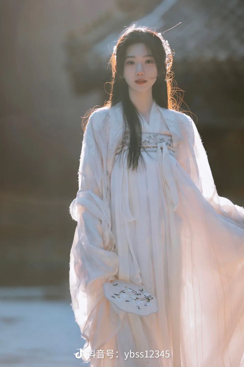 Plus-Size Hanfu Blouse:Embracing the Beauty of Curves in Traditional Chinese Fashion Plus-Size Hanfu Blouse:Embracing the Beauty of Curves in Traditional Chinese Fashion