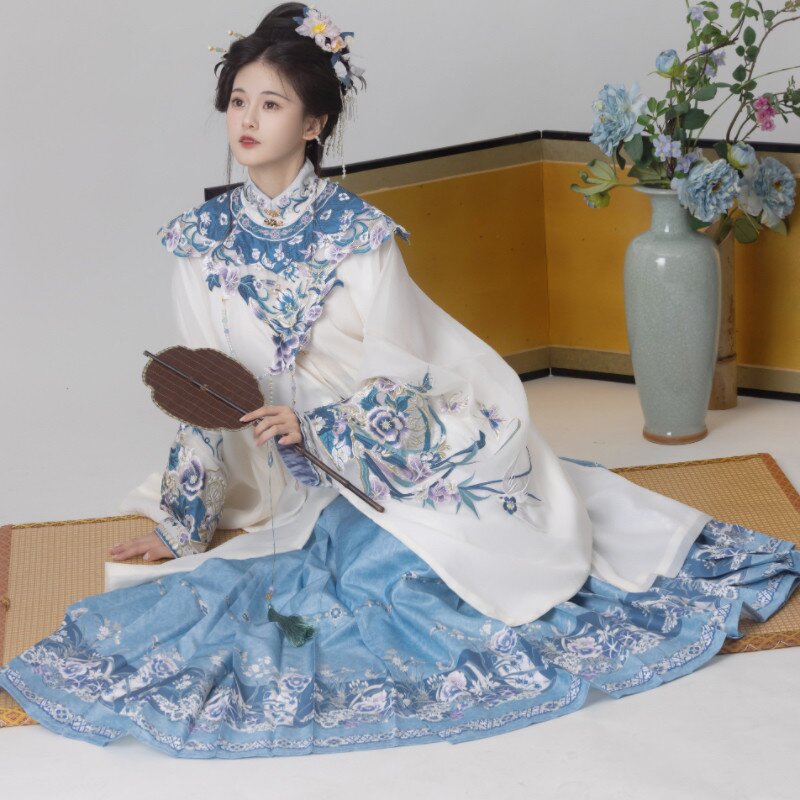 The Allure of Cheongsam:Tall and Chic with a Radiant Complexion