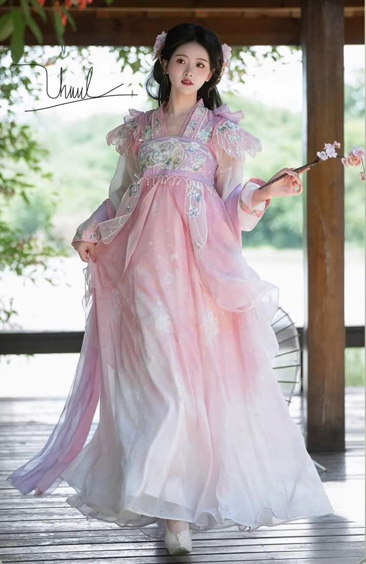 Butterflies in Hanfu Headwear:Embracing the Beauty of Traditional Chinese Headdress Butterflies in Hanfu Headwear:Embracing the Beauty of Traditional Chinese Headdress
