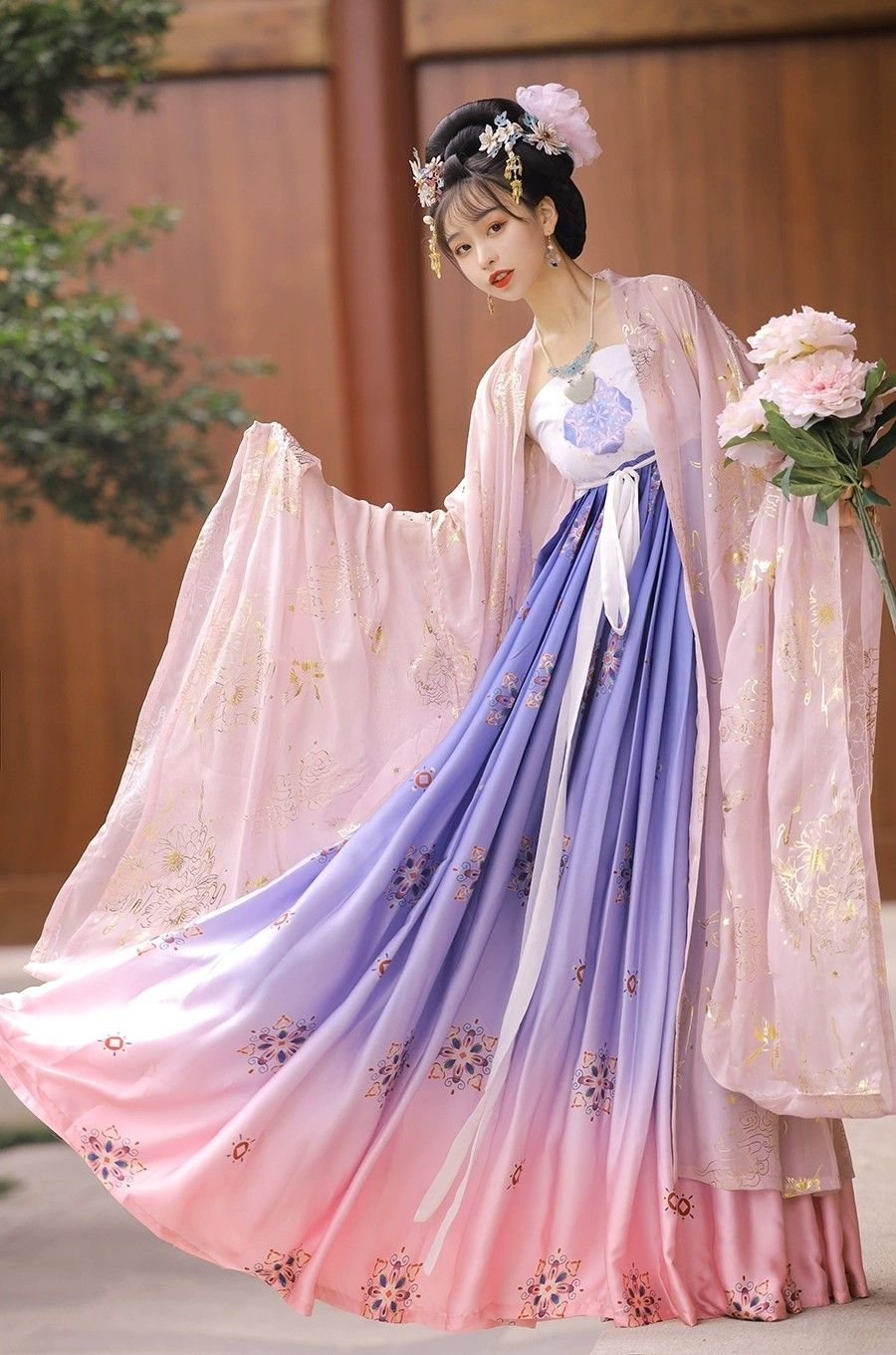 Traditional Chinese Shoes and Womens Ancient-Style Hanfu for Summer Traditional Chinese Shoes and Womens Ancient-Style Hanfu for Summer