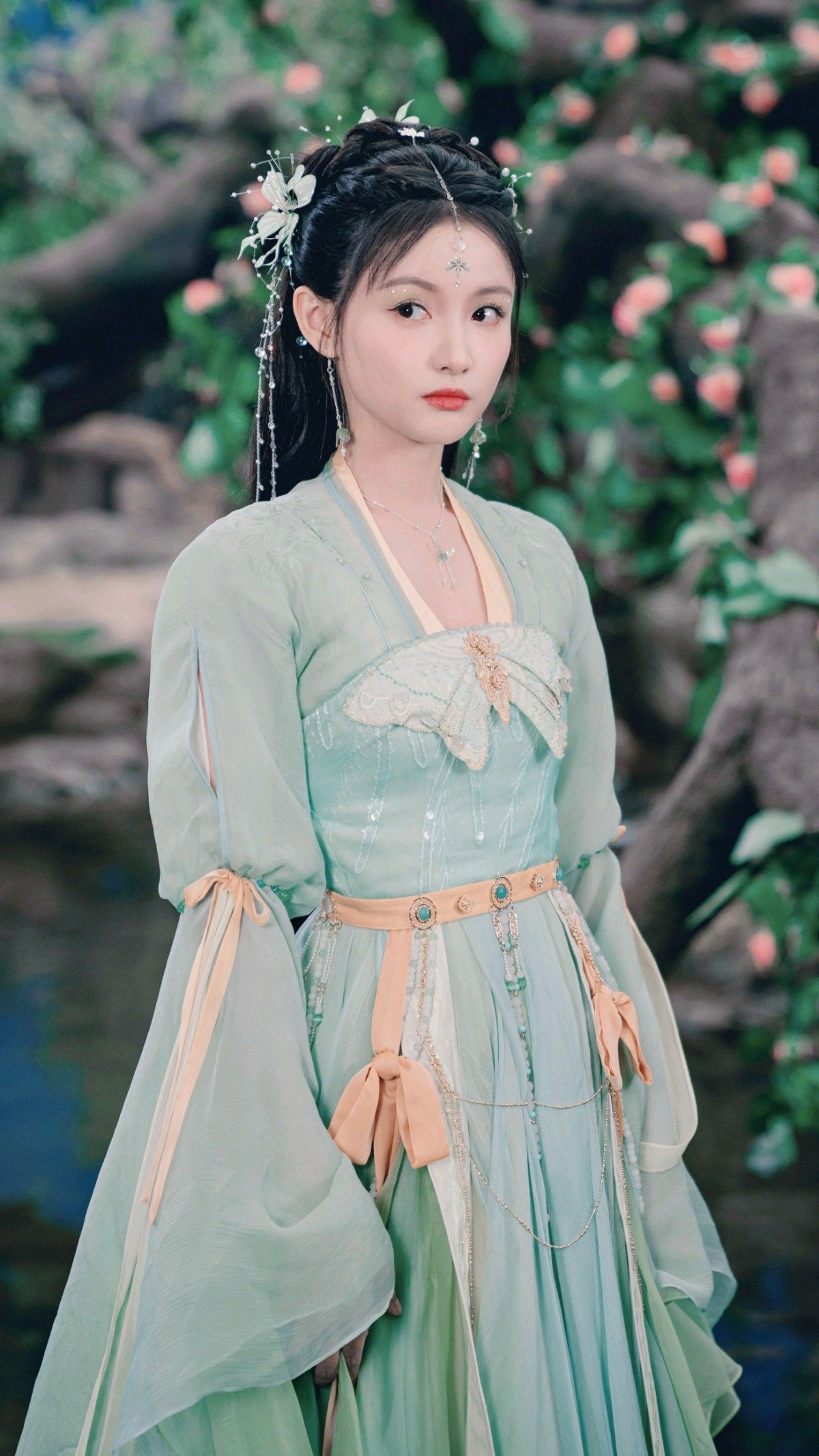 The Revival of Cheongsam:Embracing the Elegance of a Forty-Year-Old Woman in a Qipao Blouse The Revival of Cheongsam:Embracing the Elegance of a Forty-Year-Old Woman in a Qipao Blouse