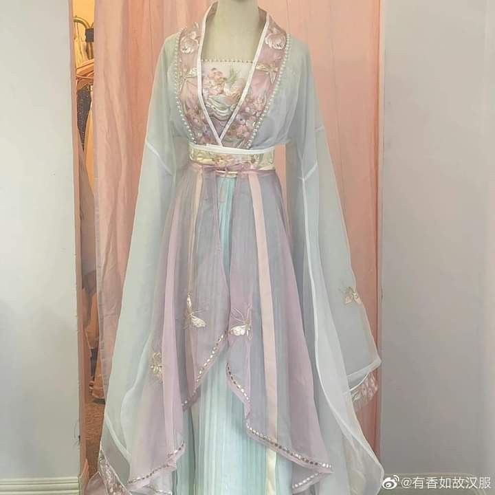 Embracing the Change:The Transformation of a Woman in a Cheongsam from Cocoon to Butterfly Embracing the Change:The Transformation of a Woman in a Cheongsam from Cocoon to Butterfly