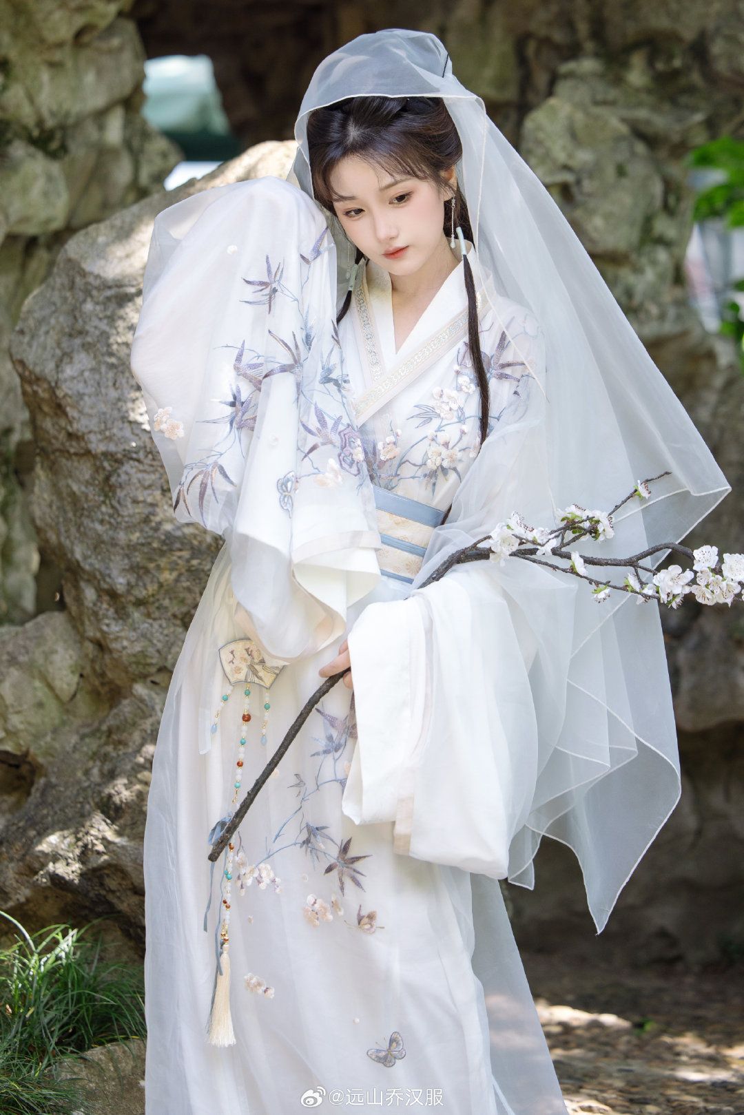 Childrens Hanfu with Big Sleeve Blouses:A Closer Look at Traditional Chinese Fashion for Kids Childrens Hanfu with Big Sleeve Blouses:A Closer Look at Traditional Chinese Fashion for Kids