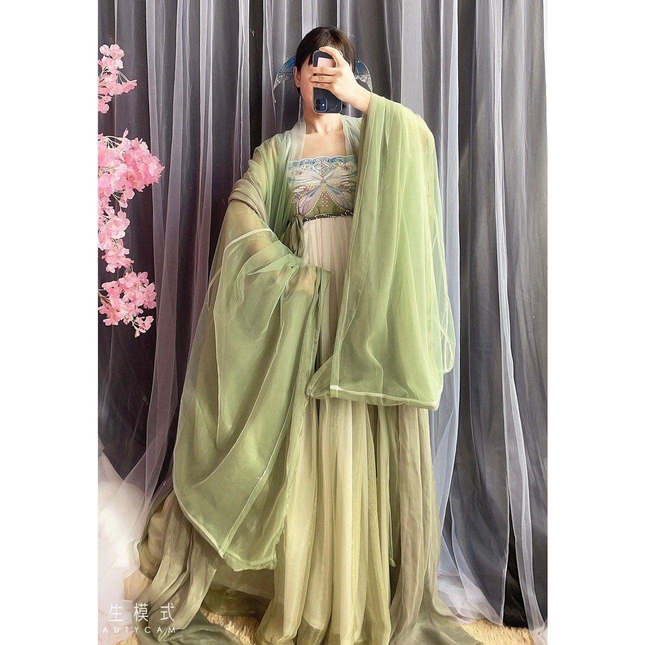 The Classic Charm of Standing Collars and Front-Buttoned Hanfu Tops The Classic Charm of Standing Collars and Front-Buttoned Hanfu Tops
