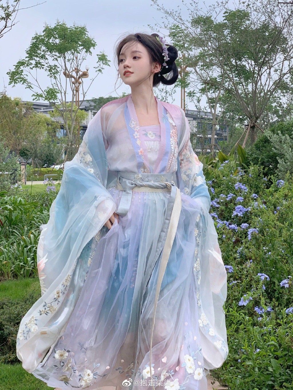 The Splendor of Tang-Style Hanfu for Little Girls in Spring and Autumn The Splendor of Tang-Style Hanfu for Little Girls in Spring and Autumn