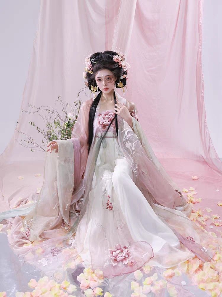 Reimagining Qipao for Modern Women:Autumn-Winter Chinese Fashion Evolution Reimagining Qipao for Modern Women:Autumn-Winter Chinese Fashion Evolution
