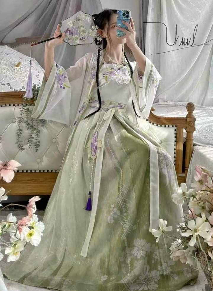 Children in Hanfu:Exploring the Splendid Beauty of the Qianli Jiangshan Tapestry Children in Hanfu:Exploring the Splendid Beauty of the Qianli Jiangshan Tapestry