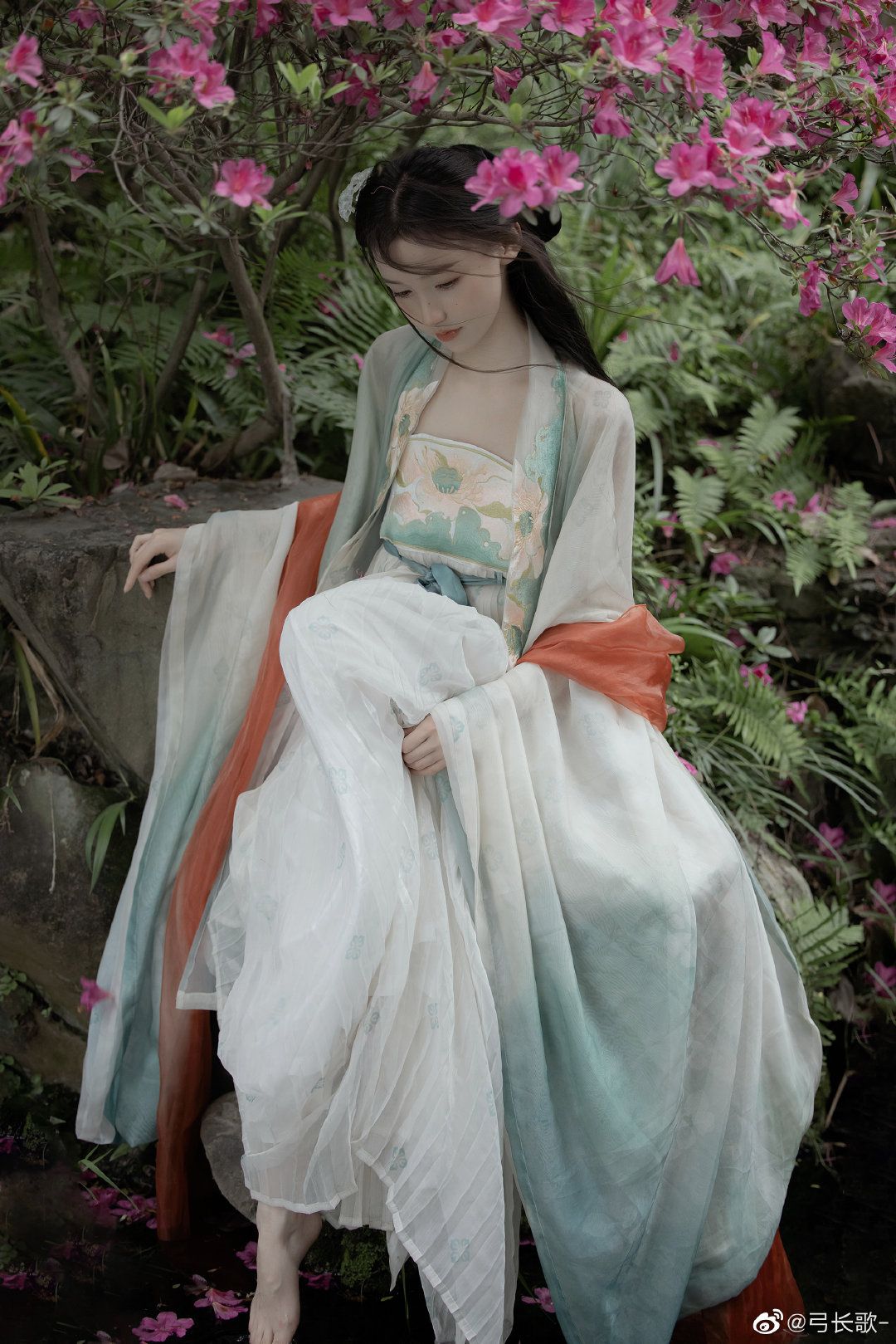 The Red Cheongsam Lady:Flag of Success The Red Cheongsam Lady:Flag of Success