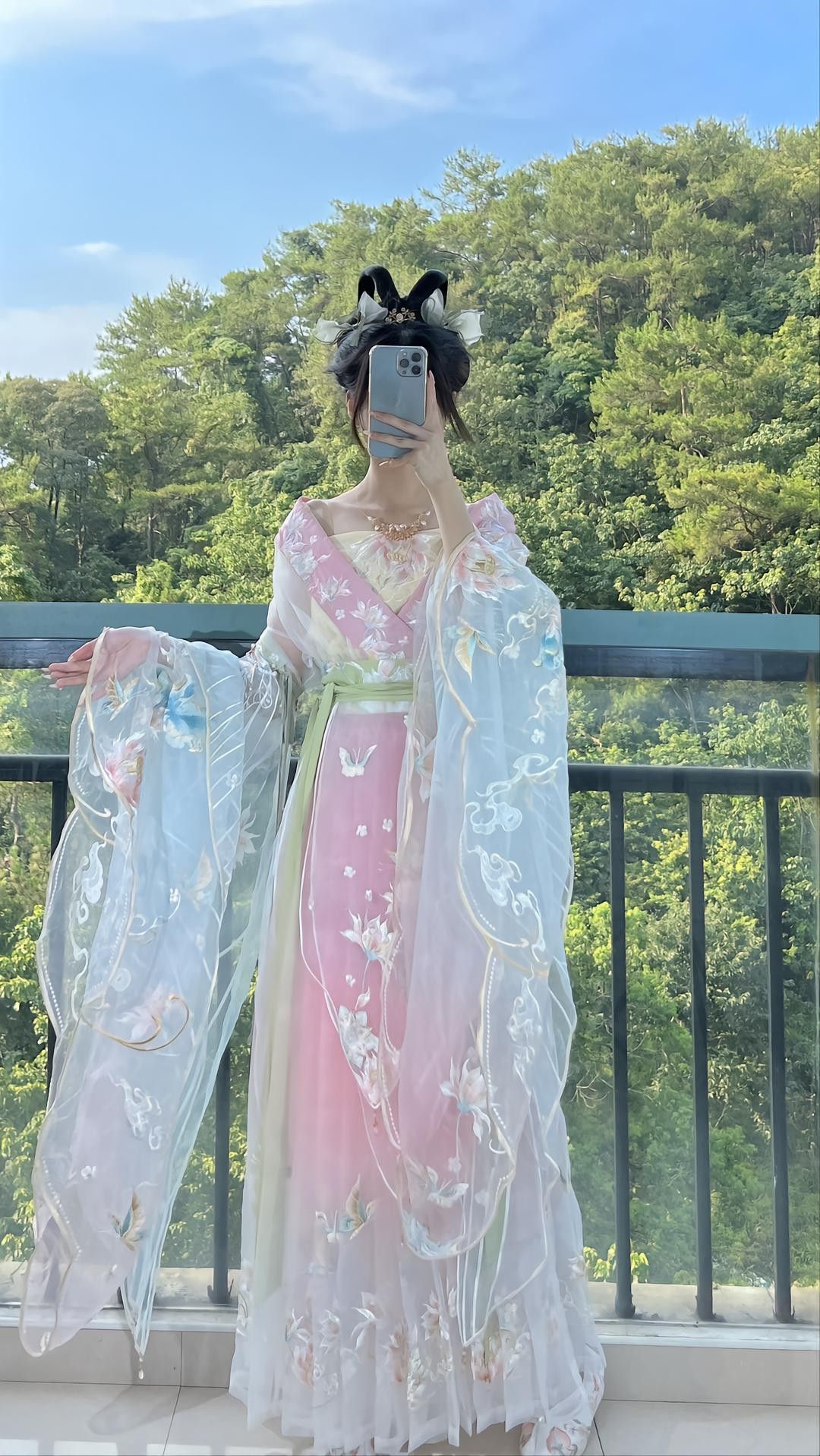 The Cheongsam:A Symbol of Success and Cultural Splendor The Cheongsam:A Symbol of Success and Cultural Splendor