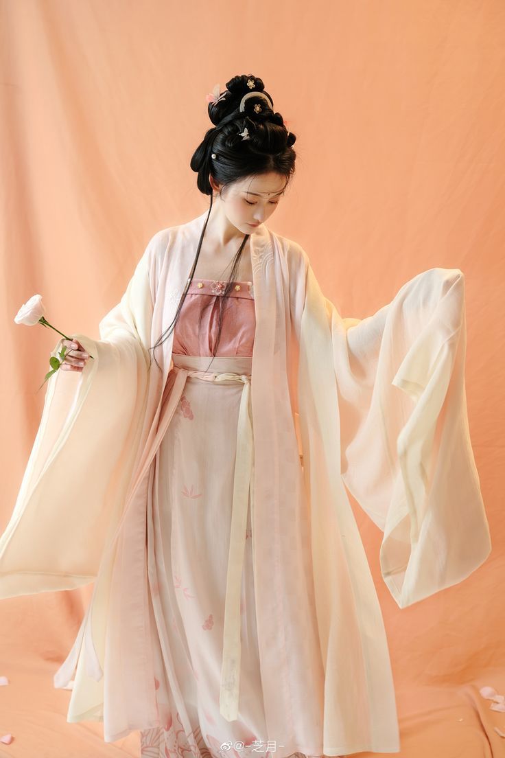 Summer-Friendly Innovations in Traditional Hanfu Fashion:A Look at Modern Adaptations Summer-Friendly Innovations in Traditional Hanfu Fashion:A Look at Modern Adaptations