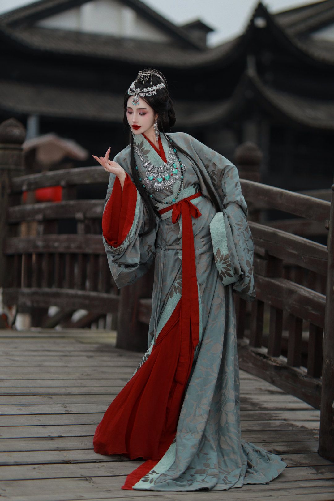 Embracing the New Chinese Style:Qipao Womens Fashion and Body Conscious Design Embracing the New Chinese Style:Qipao Womens Fashion and Body Conscious Design