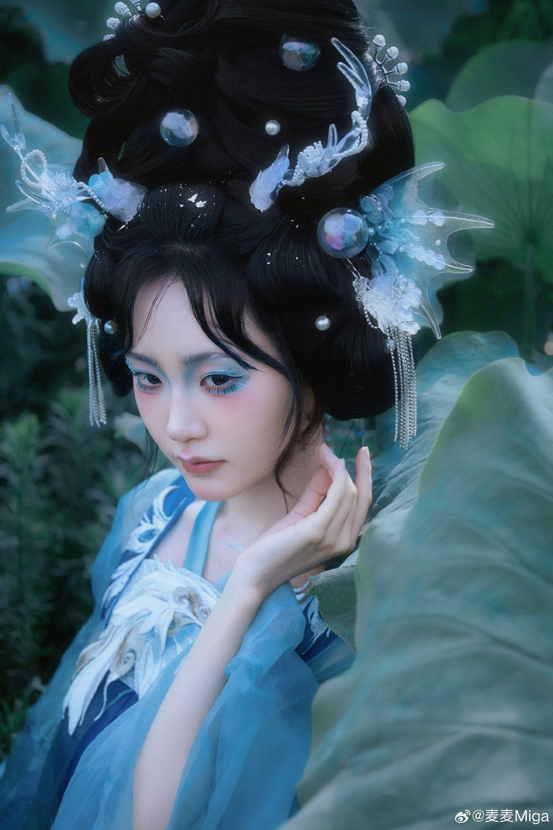 Mid-Autumn Festival:The Cultural Fusion of Hanfu,Rabbit,and the Moon Mid-Autumn Festival:The Cultural Fusion of Hanfu,Rabbit,and the Moon