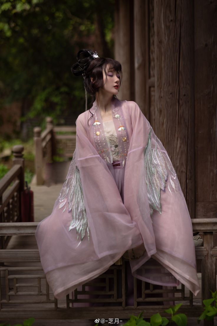 Modernized Hanfu for Adult Women:An Exploration of Fashionable改良版汉服女成人,时尚探索之旅 Modernized Hanfu for Adult Women:An Exploration of Fashionable改良版汉服女成人,时尚探索之旅