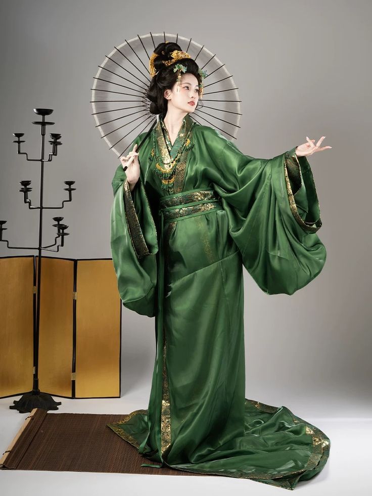 The Splendor of Hanfu:Women in Han-Tang Hanfu Tradition The Splendor of Hanfu:Women in Han-Tang Hanfu Tradition