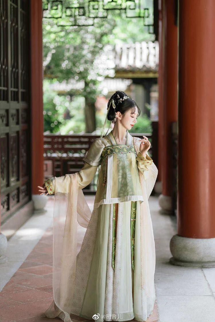 The Charm of Ma-Mian Skirt with Black Silver Embroidery The Charm of Ma-Mian Skirt with Black Silver Embroidery