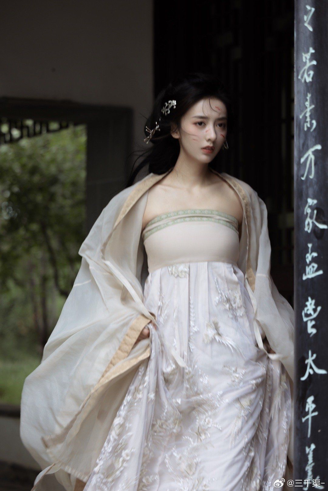 Original Design of Traditional Hanfu for Women:The Story of a Waist-Length Robe Heroine Original Design of Traditional Hanfu for Women:The Story of a Waist-Length Robe Heroine