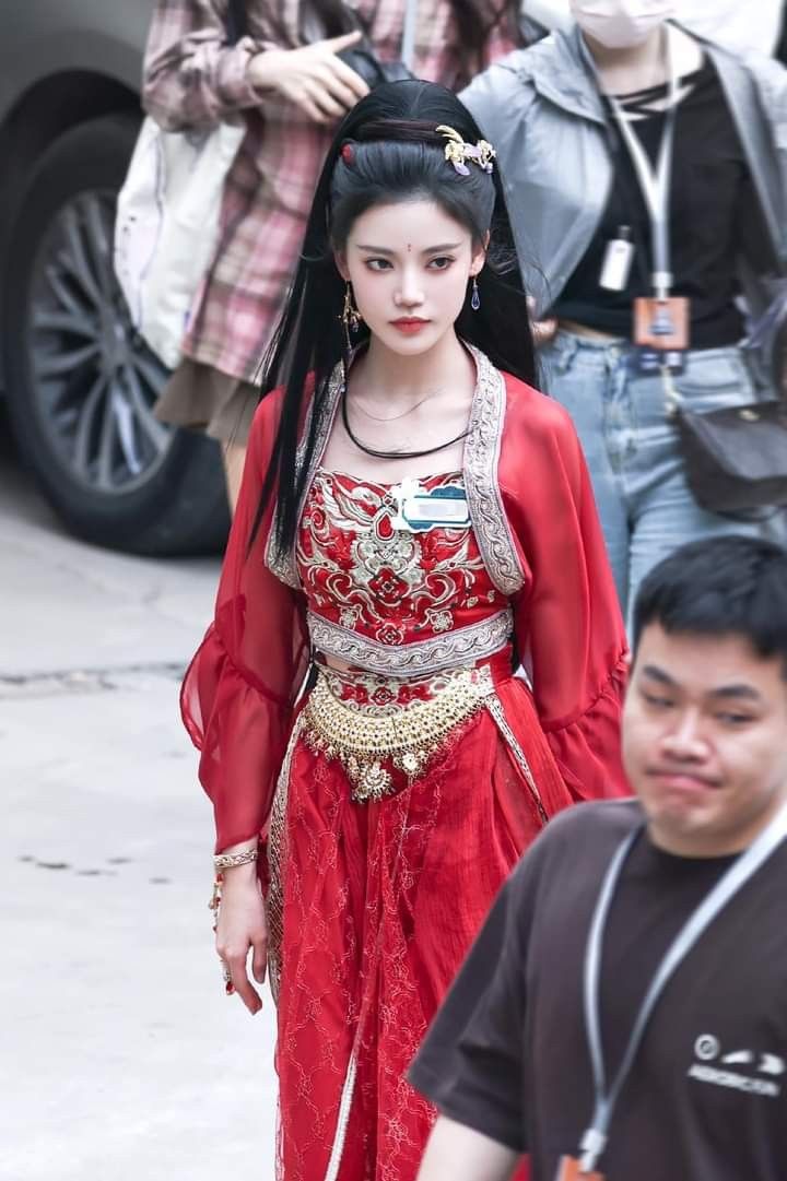 Recreating the Ancient Charm of Huang Rongs Costume