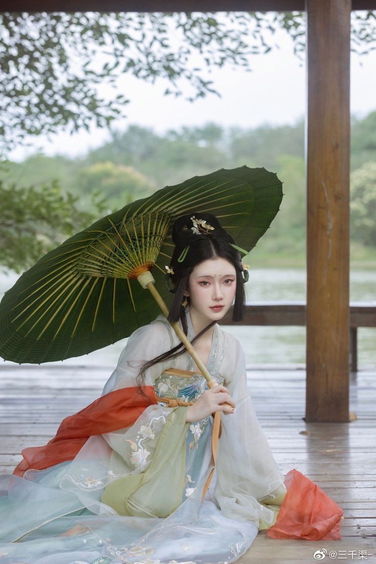 The Evolution of Cheongsam Fashion in Stage Performances The Evolution of Cheongsam Fashion in Stage Performances