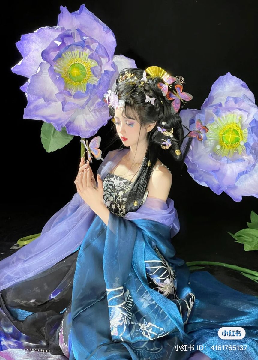 Petite Charm:Embracing the Ethereal Cheongsam with a Flounce to the Ground Petite Charm:Embracing the Ethereal Cheongsam with a Flounce to the Ground