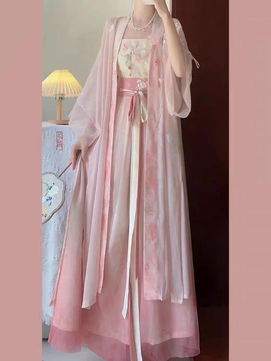 Chinese-Style Tang Suit:A Blend of Tradition and Modernity Chinese-Style Tang Suit:A Blend of Tradition and Modernity