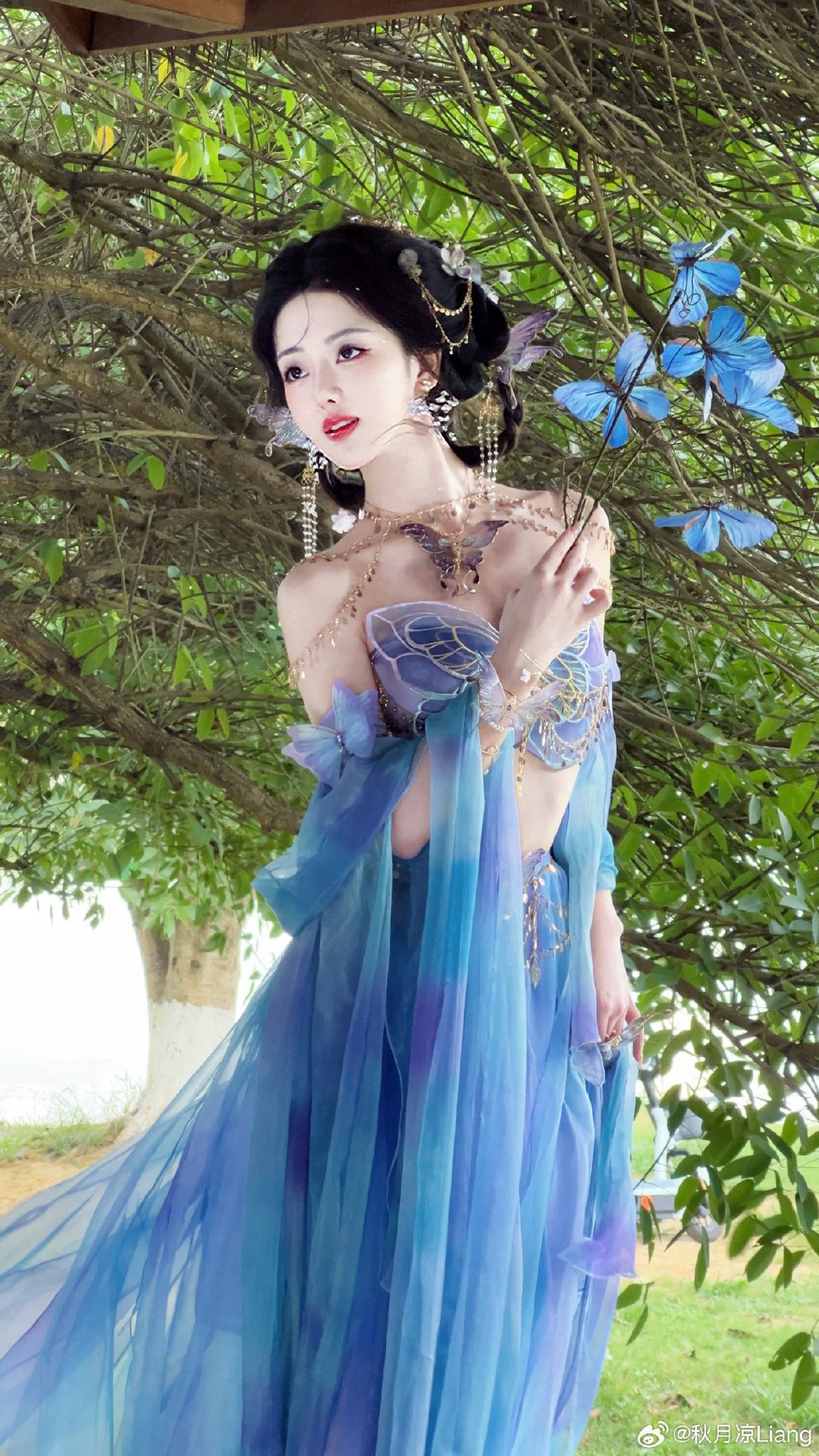 Daily Life in Traditional Hanfu for Young Girls Daily Life in Traditional Hanfu for Young Girls