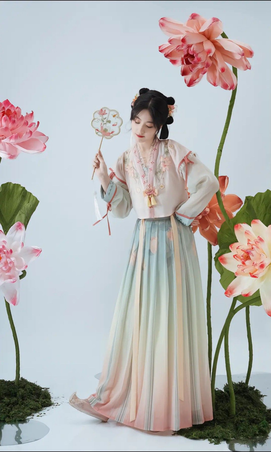 Hanfu Group Gathering:The Revival of Traditional Chinese Clothing Hanfu Group Gathering:The Revival of Traditional Chinese Clothing