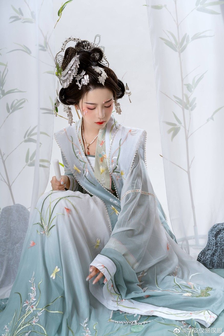 The Revival of Long-sleeved Cheongsam:Embracing the Elegance of a Fifty-Something Life The Revival of Long-sleeved Cheongsam:Embracing the Elegance of a Fifty-Something Life