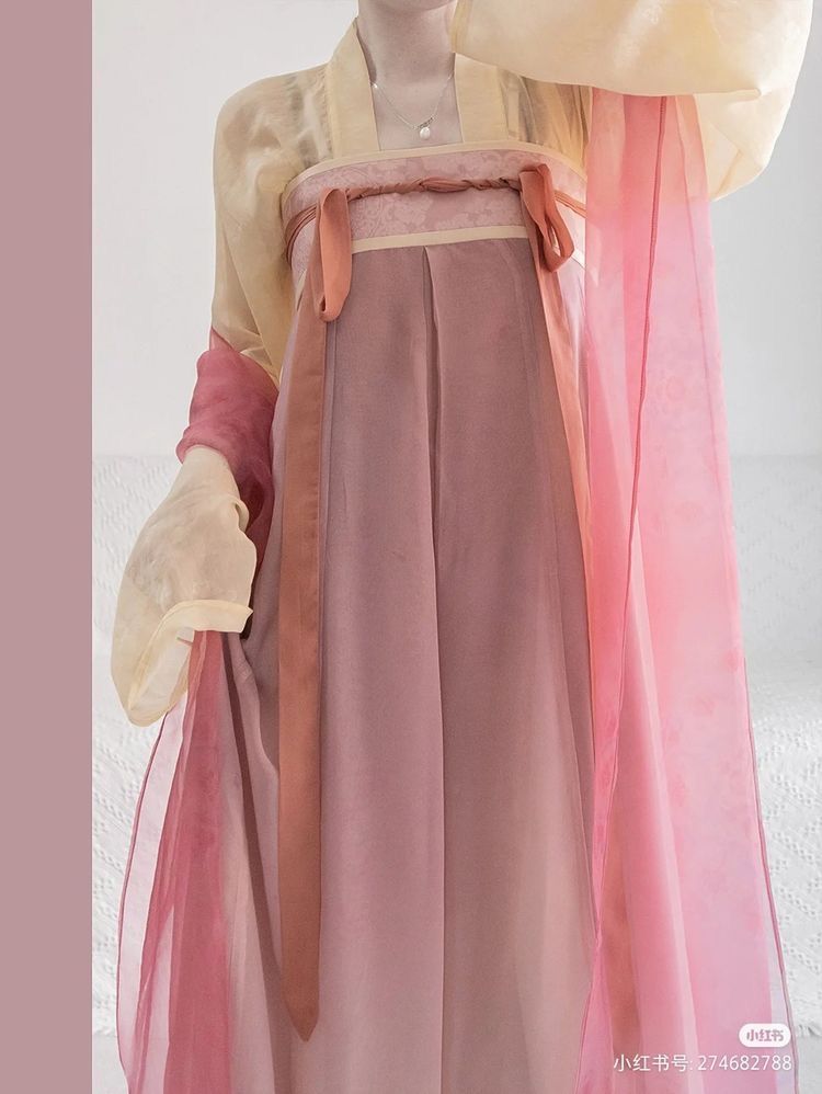 The Imperial Consort Yang Guifei:The Beauty in Hanfu Robes The Imperial Consort Yang Guifei:The Beauty in Hanfu Robes