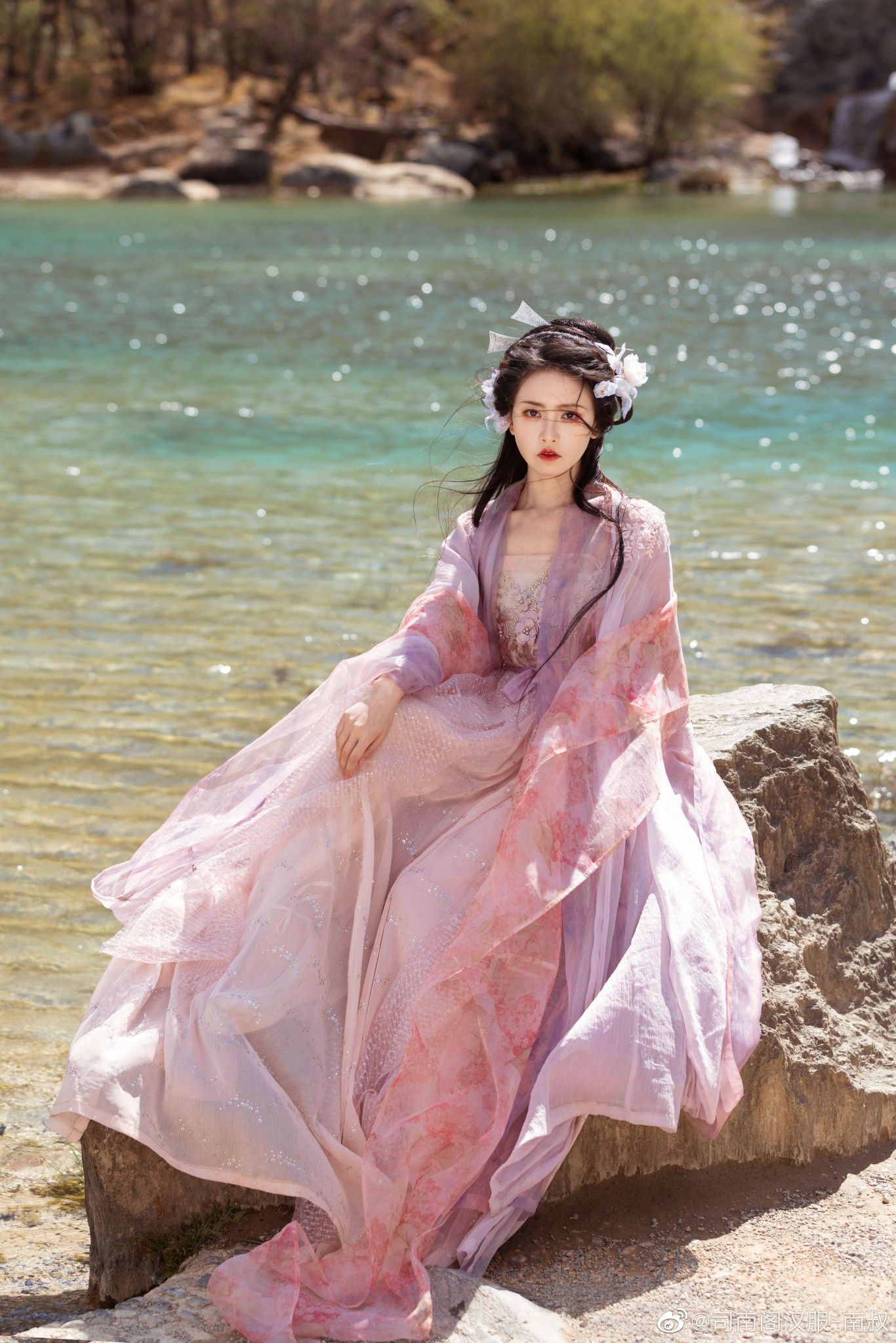 The Elderly and the Charm of Cheongsam:The Art of Traditional Chinese Dress The Elderly and the Charm of Cheongsam:The Art of Traditional Chinese Dress