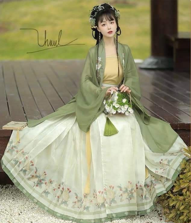 Summer in a Girls Cheongsam Dress:The Charm of Qipao Summer in a Girls Cheongsam Dress:The Charm of Qipao