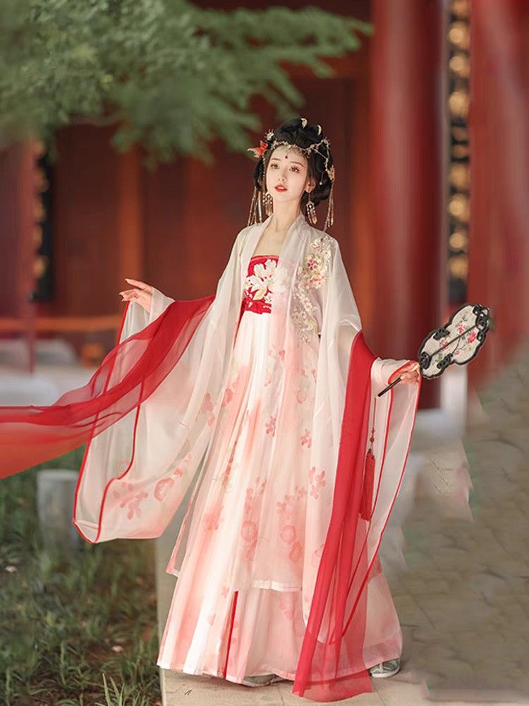 Winter and Autumn Bridal Gowns:The Revival of Traditional Chinese Hanfu Fashion for Modern Brides