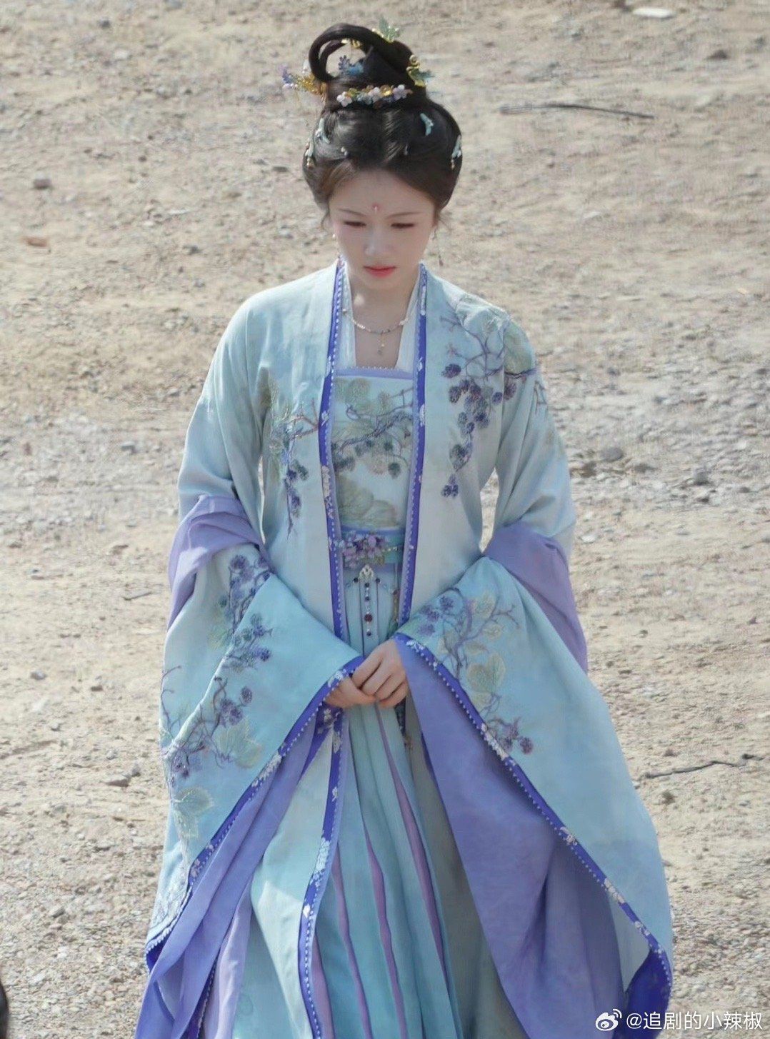 Embracing Modernity in a Cheongsam:The Evolution of Short-Style Chinese Fashion Embracing Modernity in a Cheongsam:The Evolution of Short-Style Chinese Fashion